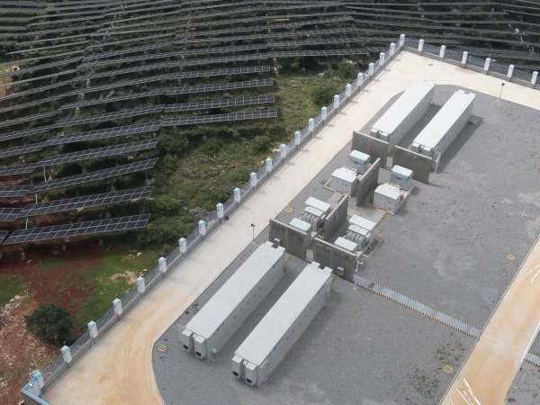 三峡能源云南宾川岩淜光伏电站储能系统成功并网