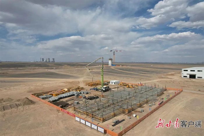 全球首个“双塔一机”光热储能项目在甘肃瓜州加快建设